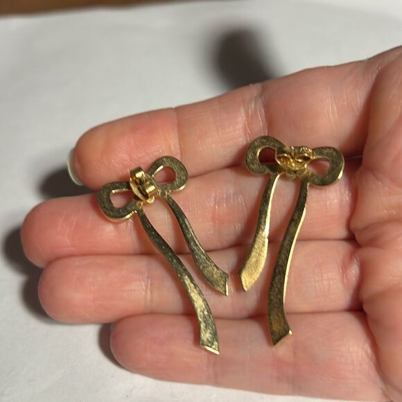 Gold tone bow pierced earrings. - Picture 4 of 4